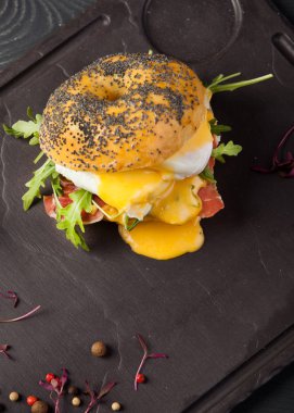 bir burger salam ve haşlanmış yumurta görüntüsünü