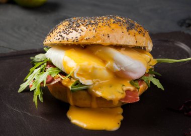 bir burger salam ve haşlanmış yumurta görüntüsünü