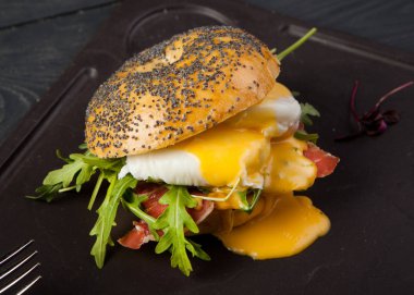 bir burger salam ve haşlanmış yumurta görüntüsünü