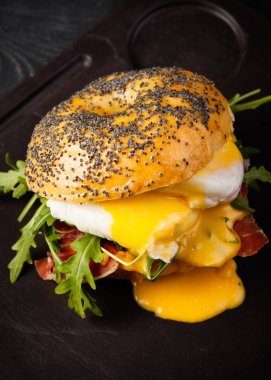 bir burger salam ve haşlanmış yumurta görüntüsünü