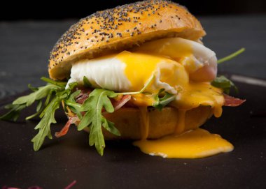 bir burger salam ve haşlanmış yumurta görüntüsünü