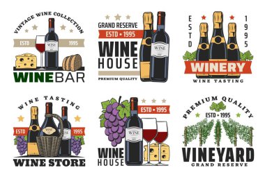 Şarap şişeleri, bardaklar, üzümler, ekmek ve peynir