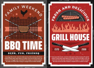 Barbekü partisi ve ızgara et yemeği ile ızgara restoran vektör tasarımı. Kömür ızgarasında biftek ve sosis pişiyor haçlı kasap bıçakları ve şişler olan grunge posterleri.
