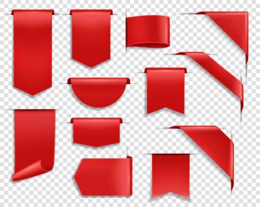 Kırmızı kurdeleler, etiketler, pankartlar ve yer imi gerçekçi vektör seti. Parlak ipeksi kurdele, çeşitli şekillerde boş fiyat etiketleri, web satış etiketleri ve web afişleri asılı, sarkık ve köşeli şablonlar