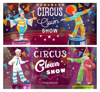Big Top Circus arenasında palyaço komedi şovu. Denizci kostümlü palyaço, palyaço kostümü, sahte burunlu ve peruklu sirk oyuncusu karakter kaidede duruyor, seyirci karikatürü vektör pankartıyla eğlendiriyor.