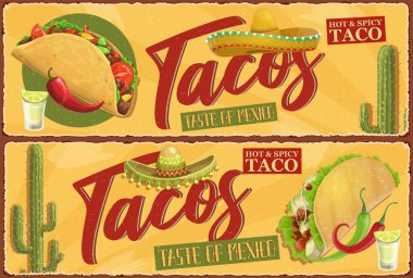 Meksika taco retro afişleri. Meksika sokak yemeği, etli baharatlı taco, marul ve acı biber, domates ve peynir. Charro sombrero, çöl kaktüsü ve limon vektörlü bir bardak tekila.