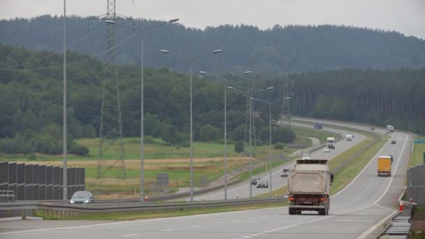 Autopista Con Coches Camiones Que Pasan — Vídeos de Stock