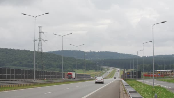 Autobahn Mit Vorbeifahrenden Autos Und Lastwagen — Stockvideo