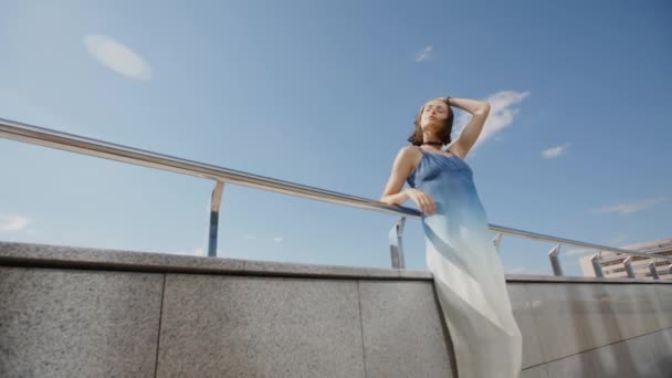 Junges Model Langem Kleid Posiert Der City Street Wind — Stockvideo