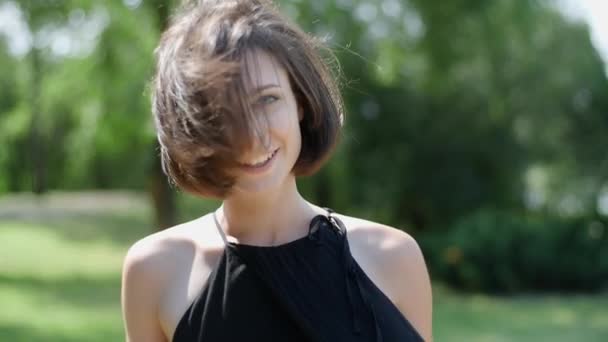 Menina Bonita Com Corte Cabelo Curto Sardas Seu Rosto Sorrindo — Vídeo de Stock