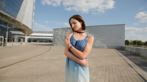 Bella Modesta Ragazza Posa Con Sfondo Industriale Con Edifici Vetro — Video Stock