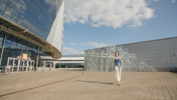Büyük Cam Bina Boyunca Uzun Hafif Bir Elbise Yüksek Topuklu — Stok video
