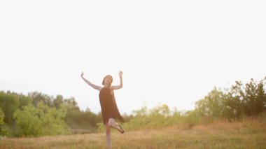 genç kadın atlama ve gün batımında etrafında dönüyor