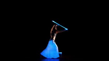 Ultraviyole asalar ile neon ışık güzel çingene kadın dans performansı