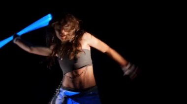 Ultraviyole asalar ile neon ışık güzel çingene kadın dans performansı