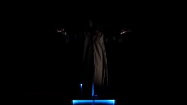 Ultraviyole ışık genç çingene kadın dans neon gösterisi