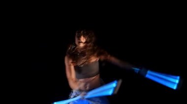 Ultraviyole asalar ile neon ışık güzel çingene kadın dans performansı