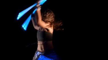 Ultraviyole asalar ile neon ışık güzel çingene kadın dans performansı