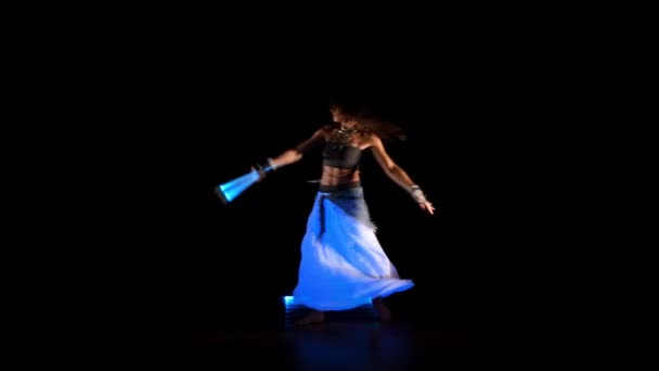 Jonge Gipsy Vrouw Dance Neon Show Ultraviolet Licht — Stockvideo