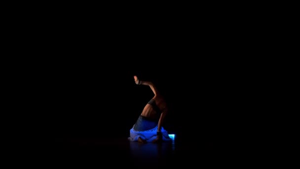 美丽的女人跳舞与霓虹灯工作人员在紫外线 荧光吉卜赛表演 — 图库视频影像