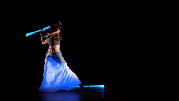 Mujer Gitana Joven Danza Espectáculo Neón Luz Ultravioleta — Vídeo de stock