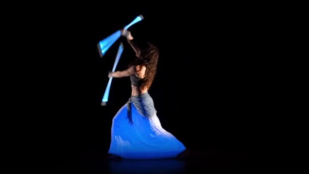 Piękna Kobieta Tańczy Neonowym Sztabami Świetle Ultrafioletowym Fluorescencyjna Gipsy Show — Wideo stockowe