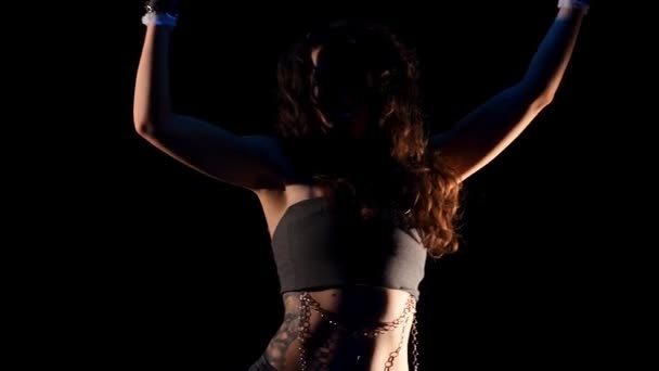 Junge Zigeunerin Tanzt Neon Show Licht — Stockvideo
