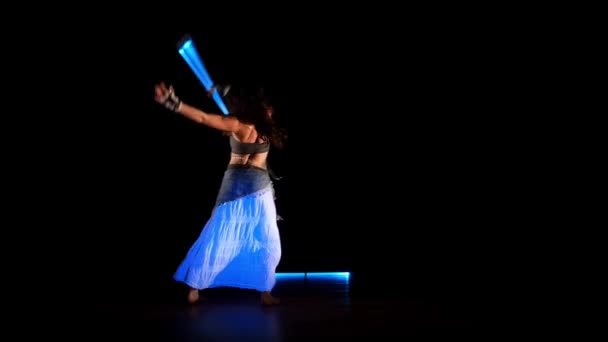 Mujer Gitana Joven Danza Espectáculo Neón Luz Ultravioleta — Vídeos de Stock
