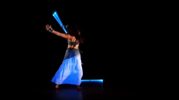 Jeune Femme Gitane Danse Néon Spectacle Dans Lumière Ultraviolette — Video