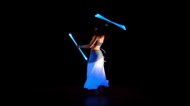 Hermosa Danza Mujer Con Bastones Neón Luz Ultravioleta Espectáculo Gitanos — Vídeos de Stock