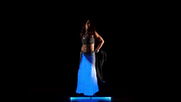 Jonge Gipsy Vrouw Dance Neon Show Ultraviolet Licht — Stockvideo