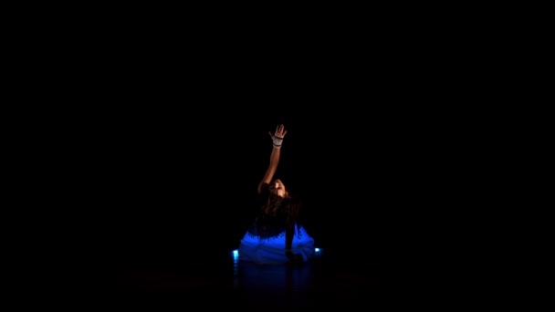 Bella Donna Zingara Danza Prestazioni Luce Neon Con Personale Ultravioletto — Video Stock