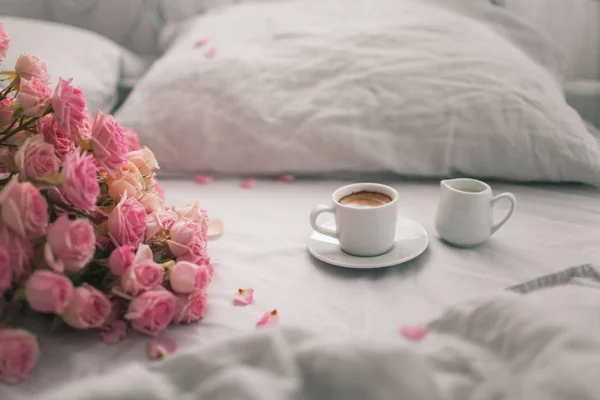 Нежно Розовые Розы Лежат Сером Льняном Постельном Белье Кофе Романтическое — стоковое фото