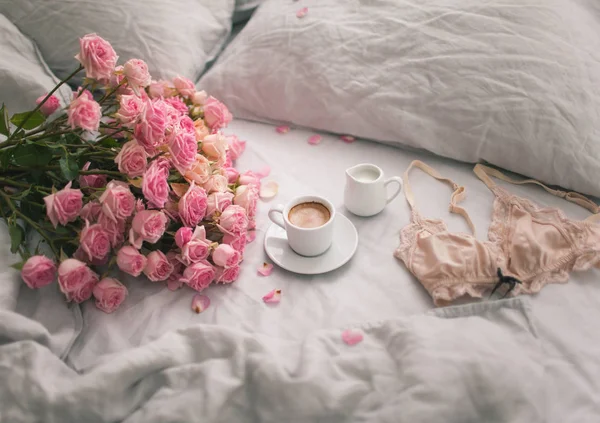 優しくピンクのバラは寝具コーヒーとグレーのリネンでうそをつきます 朝のロマンチックな気分 — ストック写真