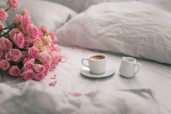 Rosas Suavemente Rosa Jazem Roupa Cama Linho Cinza Com Café — Fotografia de Stock