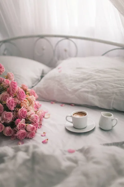 優しくピンクのバラは寝具コーヒーとグレーのリネンでうそをつきます 朝のロマンチックな気分 — ストック写真