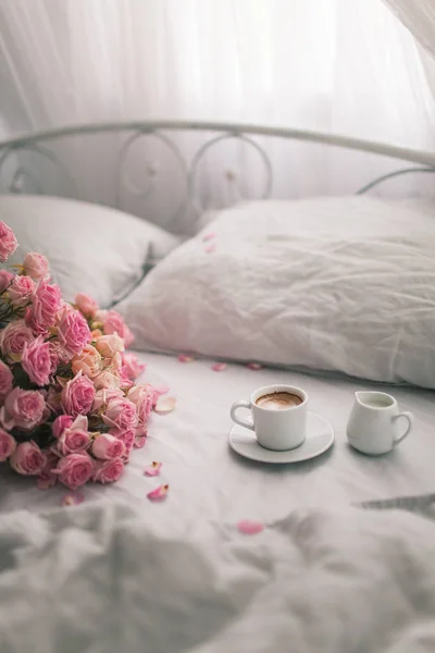 Rosas Suavemente Rosa Jazem Roupa Cama Linho Cinza Com Café — Fotografia de Stock