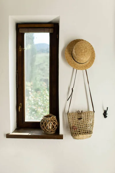 Wicker Hat Bag Hang White Wall Hallway Home — Stock Photo, Image