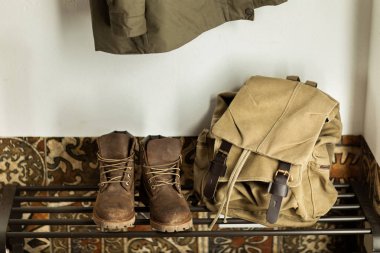 Sonbahar kahverengi ayakkabılar ve sırt çantası evin koridorunda bir raf üzerinde durmak
