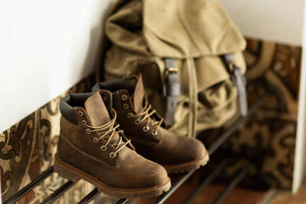 Herfst Bruine Schoenen Een Rugzak Staan Een Plank Hal Van — Stockfoto