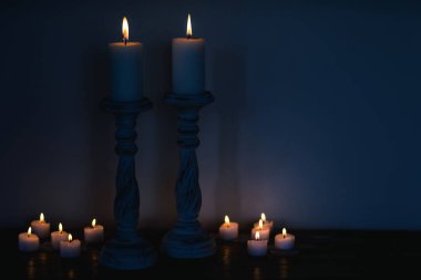 Ahşap şamdan mumlar karanlık gece ışık ile. Hygge ev kavramı. Metin için yer.