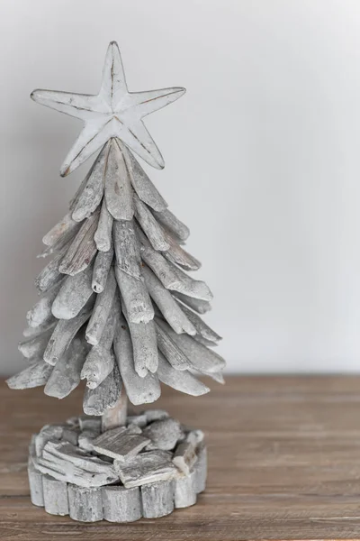 Árbol Navidad Decorado Madera Blanca Sobre Fondo Blanco Lugar Para — Foto de Stock