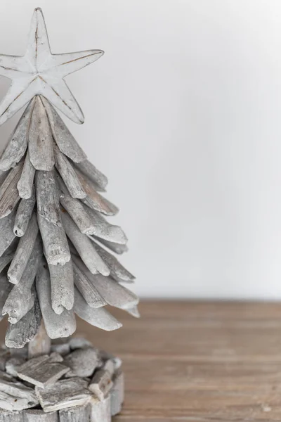 Árbol Navidad Decorado Madera Blanca Sobre Fondo Blanco Lugar Para — Foto de Stock