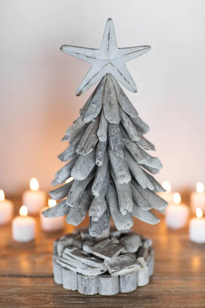 木製のキャンドルでクリスマス ツリーを飾られています テキストを配置します ハンドメイドのお祭りの概念 — ストック写真