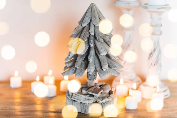 Árbol Navidad Decorado Madera Blanca Con Velas Luces Brillantes Borrosas — Foto de Stock