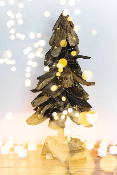 Árbol Navidad Decorado Madera Blanca Con Velas Luces Brillantes Borrosas — Foto de Stock