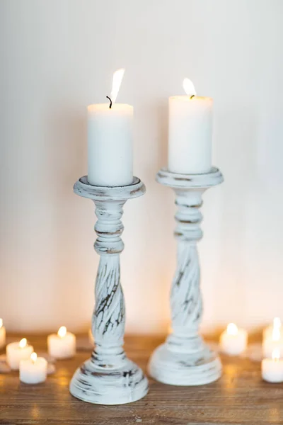 白色木制烛台配蜡烛 文本的位置 — 图库照片