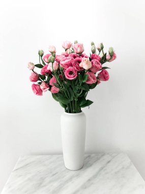 Beyaz mermer masaya güzel Eustoma çiçek vazo.