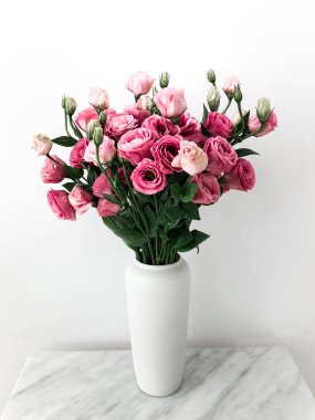 Beyaz mermer masaya güzel Eustoma çiçek vazo.
