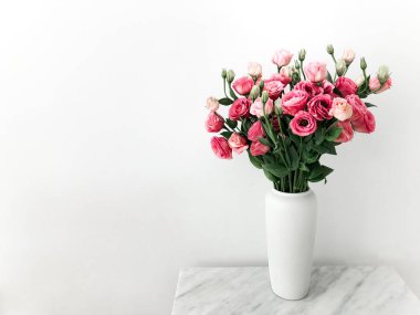 Beyaz mermer masaya güzel Eustoma çiçek vazo.